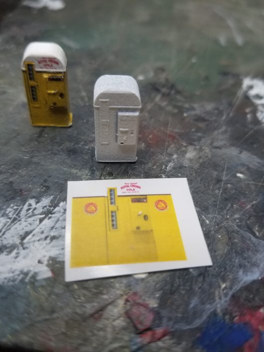 1:87 HO SCALE VENDO STYLE SODA MACHINE UN-LIT(Built) - Image 2