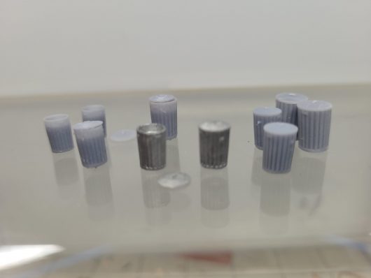 1:87 HO TRASH CANS 10 PCS.  (UNPAINTED) - Image 2