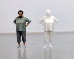 F021 - CAUSAL MIDDLE AGE LADY